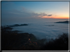 foto Colline nella nebbia al Tramonto